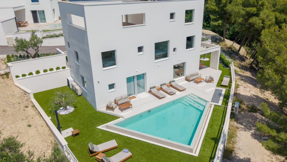 Großzügige Außenterrassen und ruhige Lounge-Bereiche laden dazu ein, den ganzen Tag über zu entspannen und die mediterrane Sonne zu genießen.