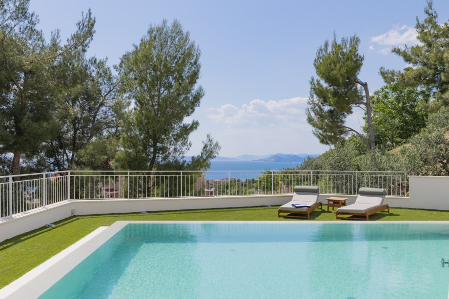 Während Sie sich im Pool erfrischen, können Sie den atemberaubenden Ausblick genießen.