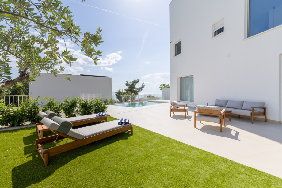 The spacious outdoor area is ideal for swimming, sunbathing, and relaxed moments beside the villa