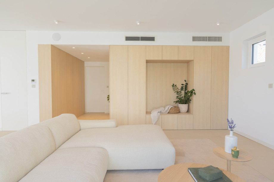 Each space is adorned with high-end furnishings from esteemed brands such as Prostoria, Artisan, and Fjaka, ensuring a refined ambiance throughout