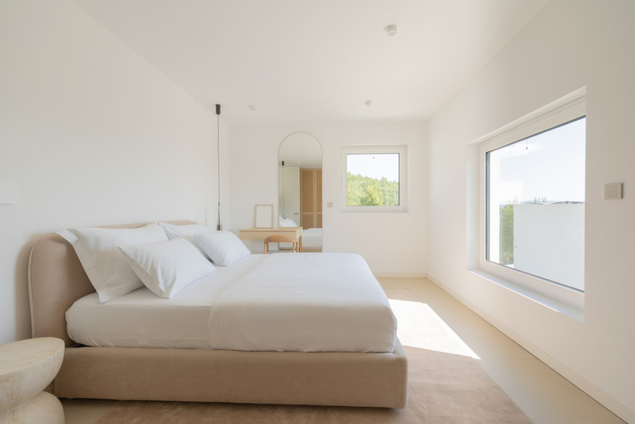 Bedroom No1 with king-size bed 180 x 200cm
