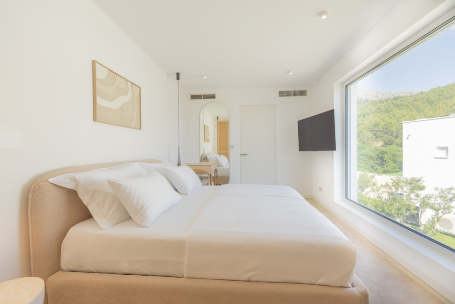 Bedroom No2 with king-size bed 180 x 200cm
