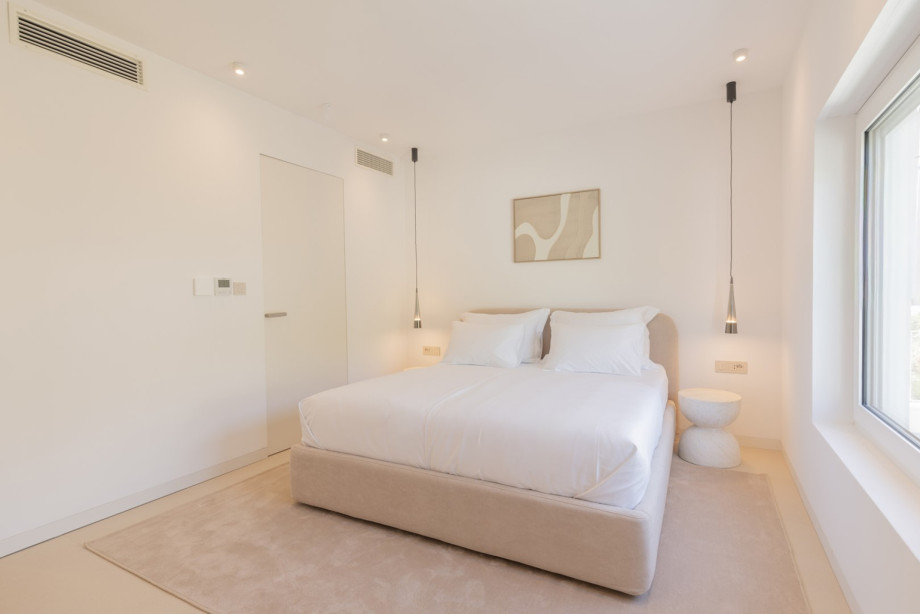 Bedroom No3 with king-size bed 180 x 200cm