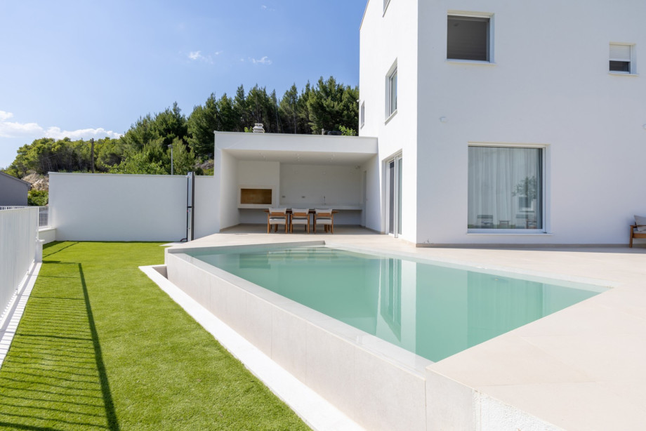 A heated/cooled 23 sqm infinity pool with hydromassage, and spacious grassplot with deck-chairs, perfect for relaxation