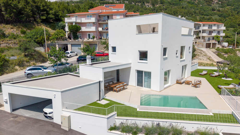 Situated just 700 meters from the stunning pebble beach and local amenities, Villa A provides easy access to shops and restaurants
