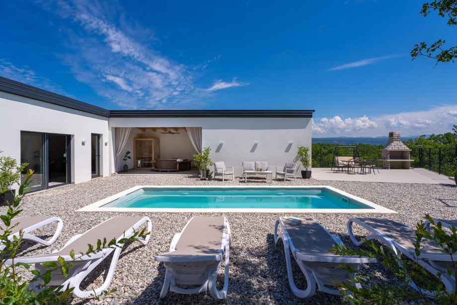 Experience the charm of Villa Ellamar, a beautifully organized property designed for comfort and relaxation.