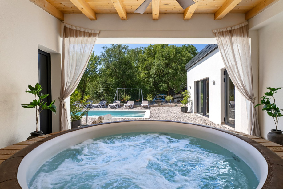 The covered outdoor spa area includes a Finnish sauna, a Hot tub.
