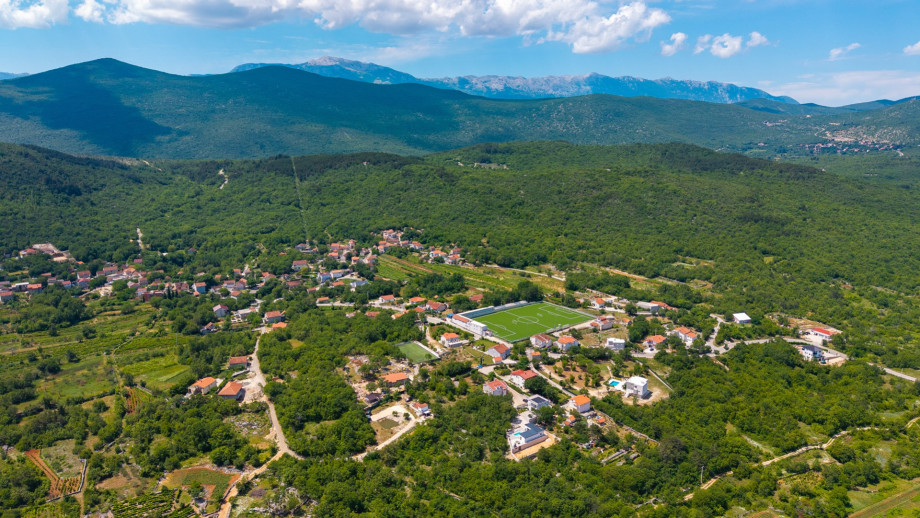 Villa Ellamar is located just 9 km from the renowned sinkhole lakes of Red Lake and Blue Lake in Imotski, offering easy access to breathtaking natural wonders