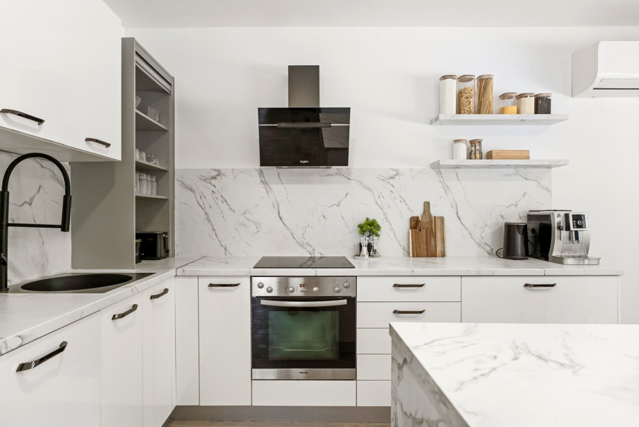 The fully equipped kitchen combines functionality and style, featuring modern appliances.