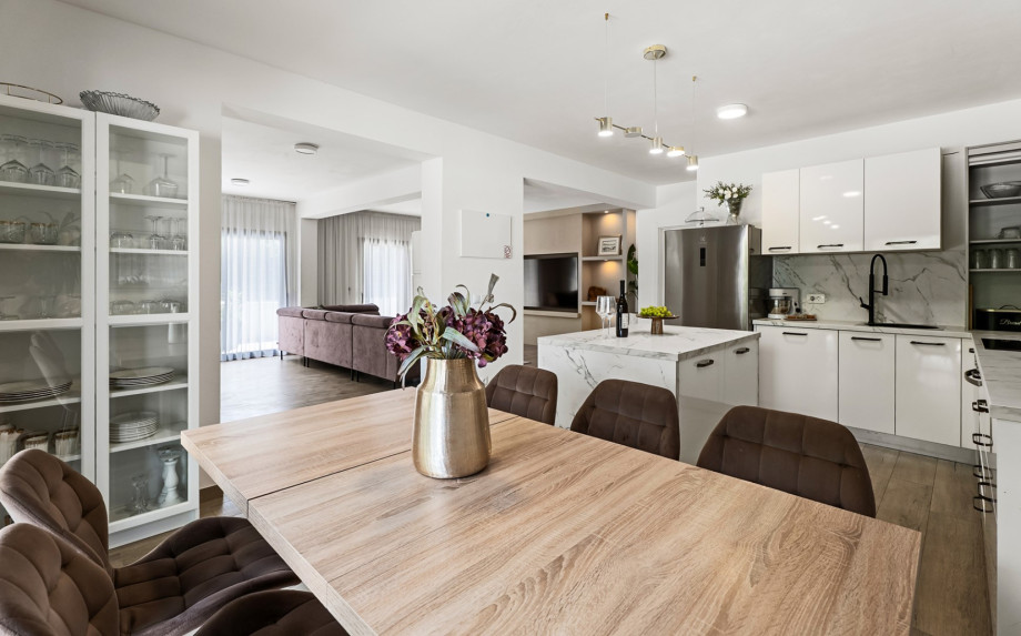 Gather around the dining table and enjoy beautiful views of the natural surroundings.