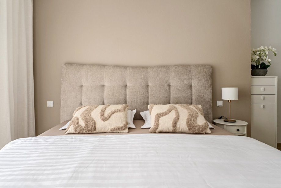 Bedroom 1 spans 19 sqm and features a king-size bed (180 x 200 cm)
