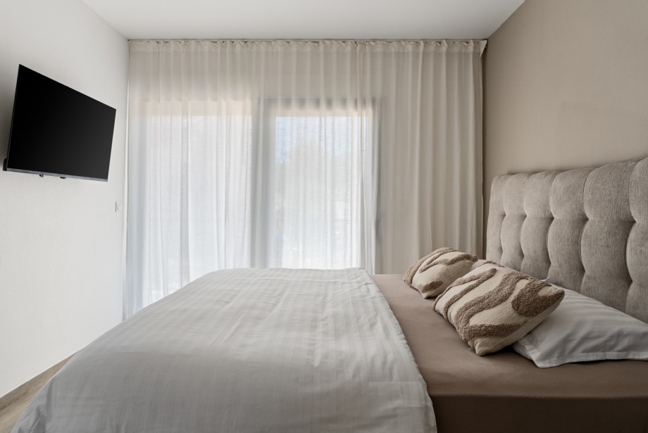 Bedroom 1 spans 19 sqm and features a king-size bed (180 x 200 cm), a flat-screen TV, an en-suite bathroom.