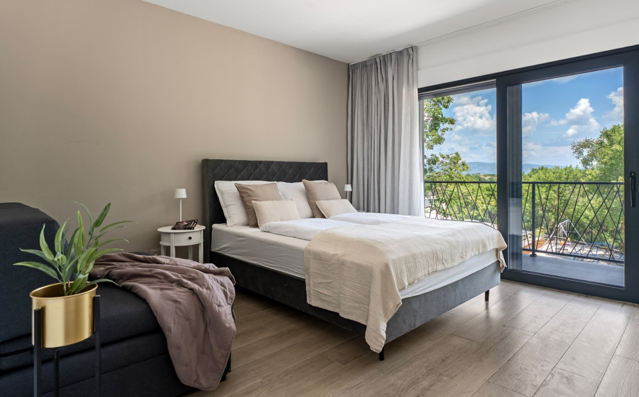 Bedroom 2 covers 15 sqm and includes a queen-size bed with a sofa that converts into a 140 x 190 cm bed