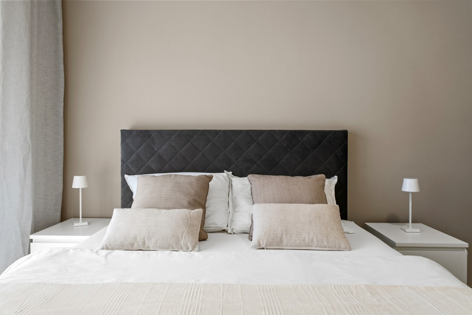 Bedroom 3 features a comfortable queen-size bed, along with air conditioning and views of the surrounding neighborhood.