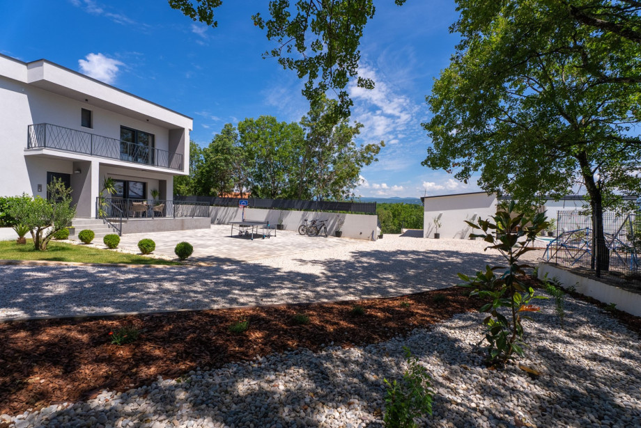 Villa Ellamar is located just 9 km from the renowned sinkhole lakes of Red Lake and Blue Lake in Imotski.