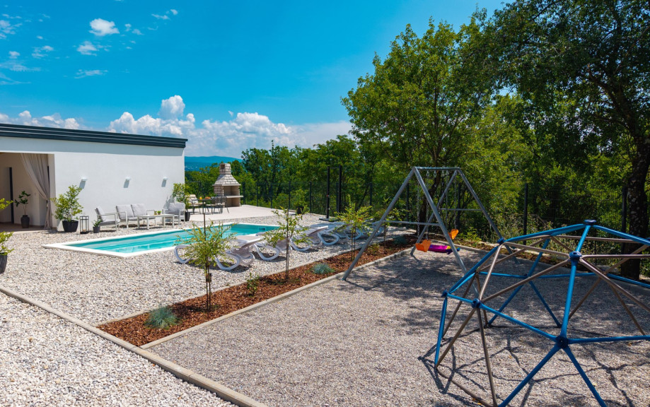 Beside the pool area, a swing is located within a small children’s playground, offering a charming and enjoyable corner for the youngest guests.