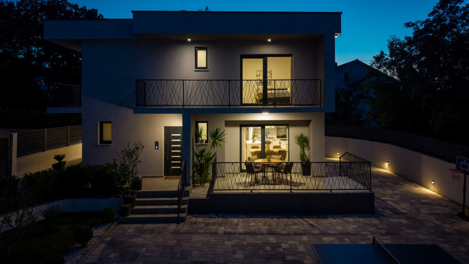 Conveniently, the closest mini market is just 2 km away, with charming restaurants and bars located within 2 to 6 km from the villa.