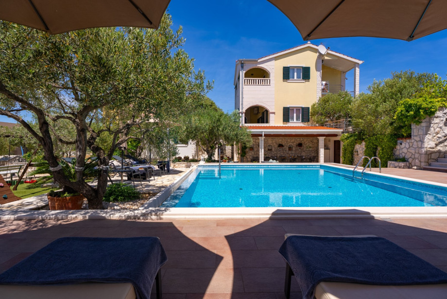 The private swimming pool features varying depths from 150 cm to 190 cm.