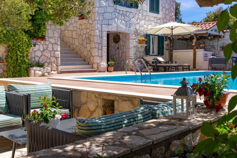 A cozy lounge corner is located right on the main pool level.