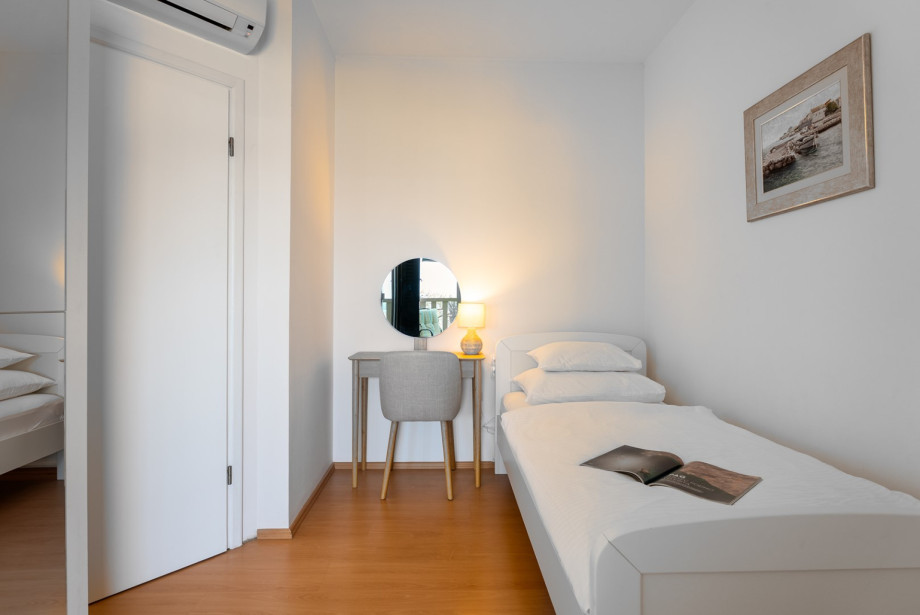 This bedroom includes a single bed (90cm x 200cm) and air conditioning.