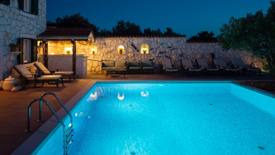 Spacious pool sun deck fully equipped with 14 lounge chairs and a cozy lounge corner.