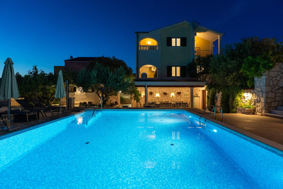 Spacious villa built to comfortably accommodate a maximum capacity of 11+3 guests.