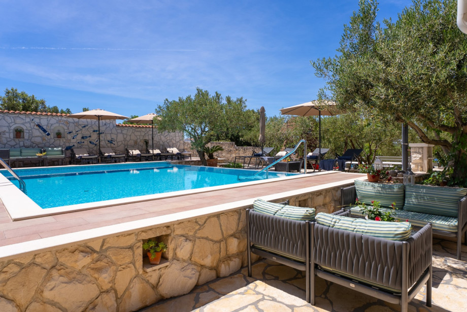 Private swimming pool with a 6m x 8m layout and a no-chlorine system.