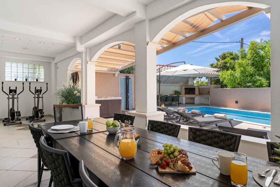 Offering 24 sqm pool, a Jacuzzi, 6 bedrooms, 6 bathrooms, a living room, and a kitchen with access to the heated private swimming pool