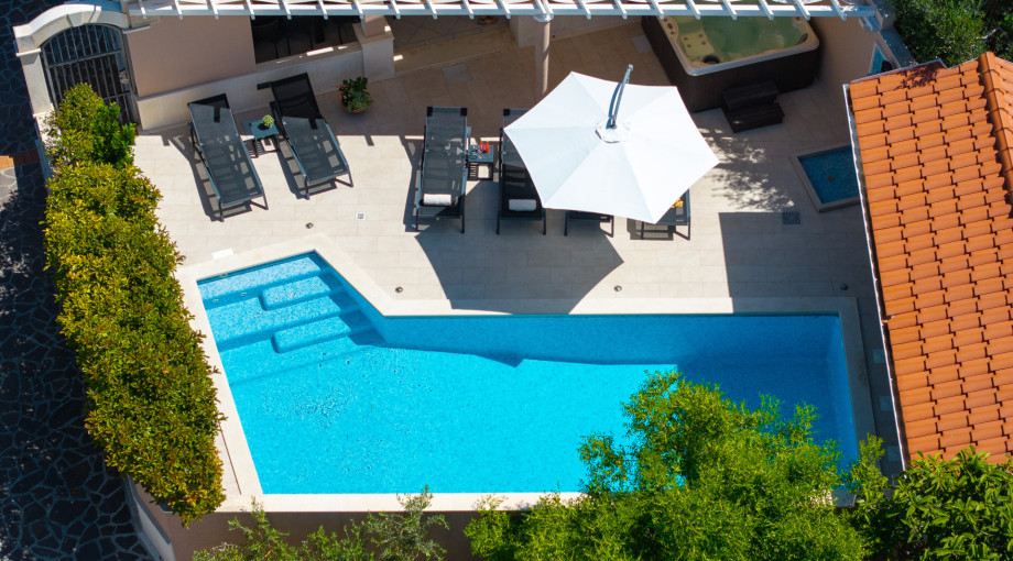 Private heated pool 8m x 3m with hydro massage and outdoor shower, a sun deck area with 6 sun deck chairs