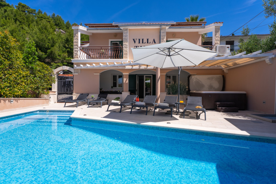 Villa Tina is fully fenced, located on the 380 sqm plot and there are 4 parking places secured at the property