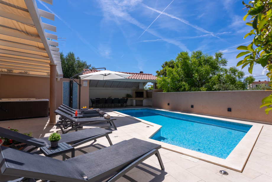 Private heated pool 8m x 3m with hydro massage and outdoor shower, a sun deck area with 6 sun deck chairs