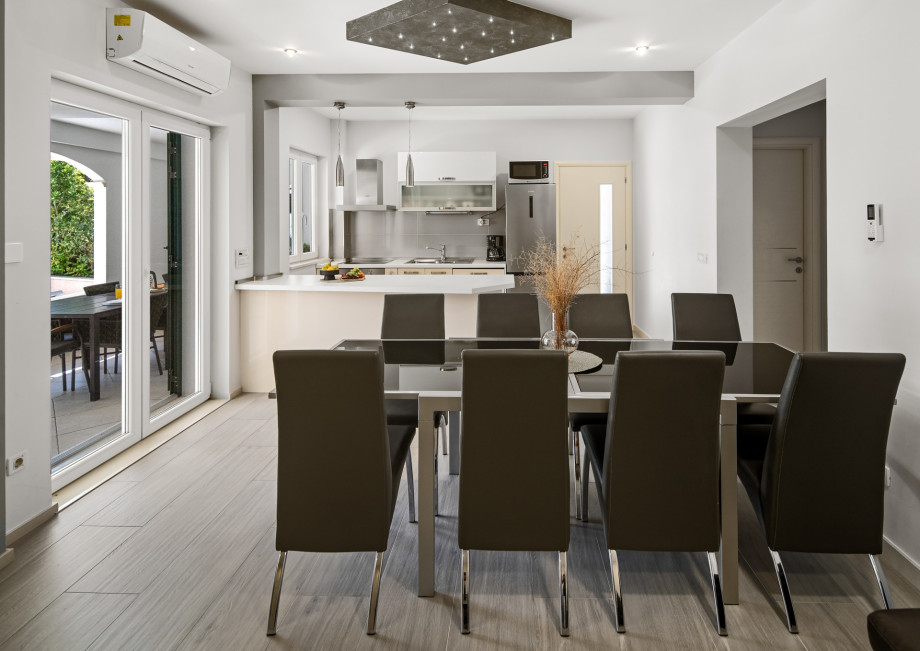 The ground floor offers: a living and dining room with TV, A/C, free WiFi,  play console PS4, fully equipped kitchen and exit to the pool area