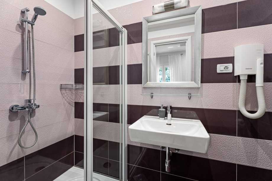 en-suite bathroom with shower