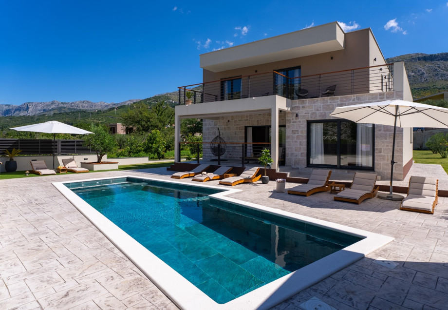 Relax on the fully fenced grounds, offering 250 m2 of modern and comfortable living space.