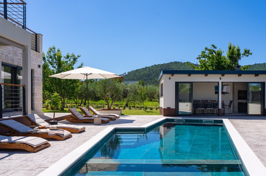 Soak up the sun on the deck with 10 comfortable loungers and breathtaking mountain views.