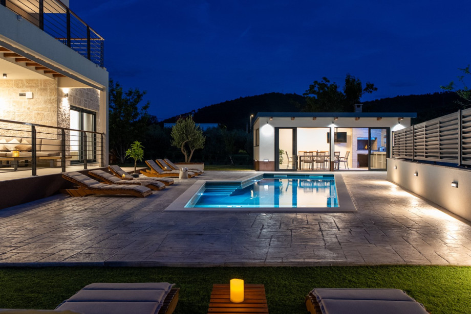 Villa Agrosa: A stylish 4-bedroom retreat in Srinjine with a private pool and modern stone facade.