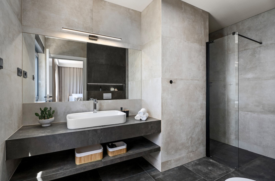 En-suite bathroom with a shower for bedroom No.1.