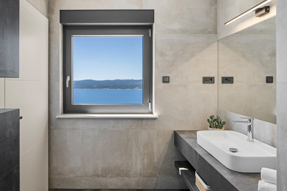 En-suite bathroom with a shower for bedroom No.1.