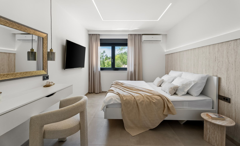 Bedroom No. 3 (15.5 sqm): Offers a king-size bed (180 cm x 200 cm), a TV, A/C