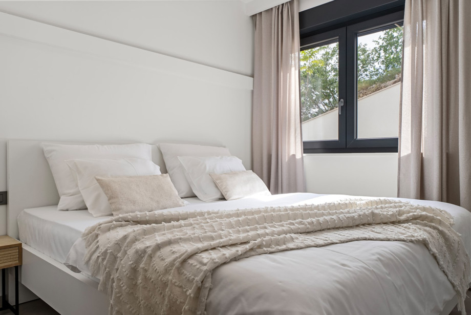 Bedroom No. 4 (13.5 sqm) is located on the ground floor, featuring a king-size bed (180 cm x 200 cm), air conditioning, and a TV