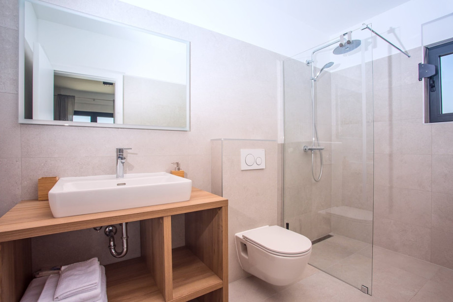 En-suite bathroom with shower