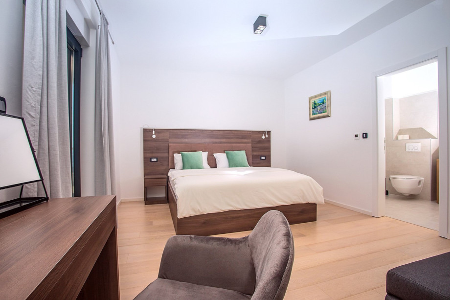 King size bed 200cm x 200cm, TV and sofa bed