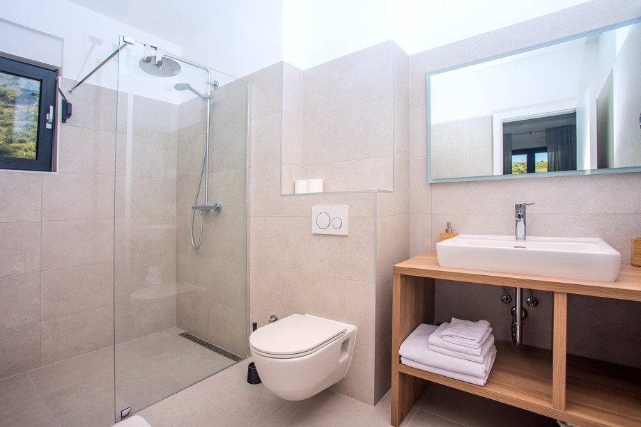 En-suite bathroom with shower