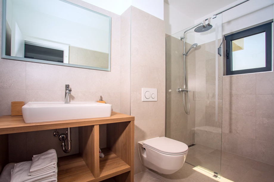 En-suite bathroom with shower