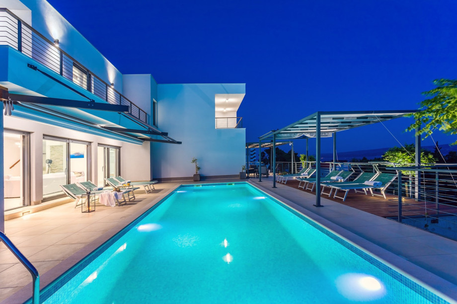 Heated 11m x 3,6m private pool, huge sun deck area with 9 modern deck chairs
