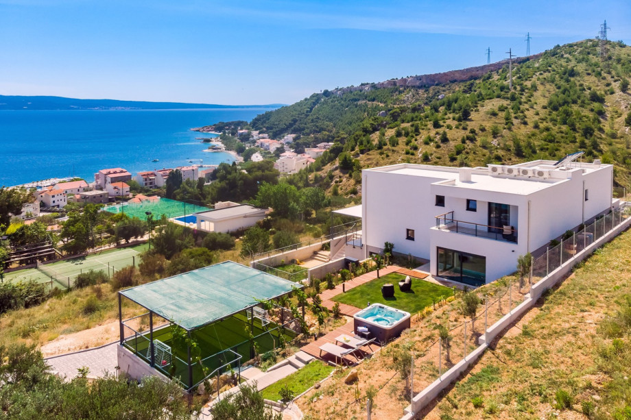 Perfectly positioned villa with sea view