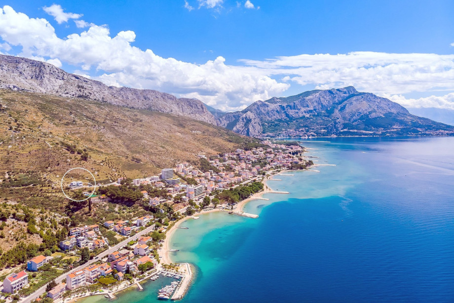 Marked position of Villa Lemona,this position offers many sandy and pebble beach
