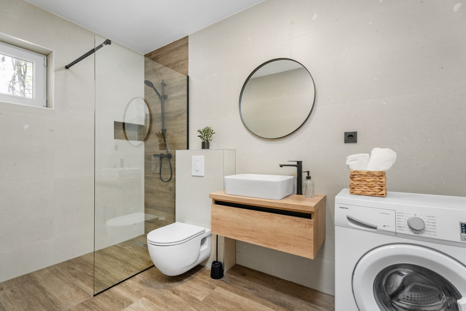 Das En-Suite-Bad in Schlafzimmer 1 verfügt über eine moderne begehbare Dusche.