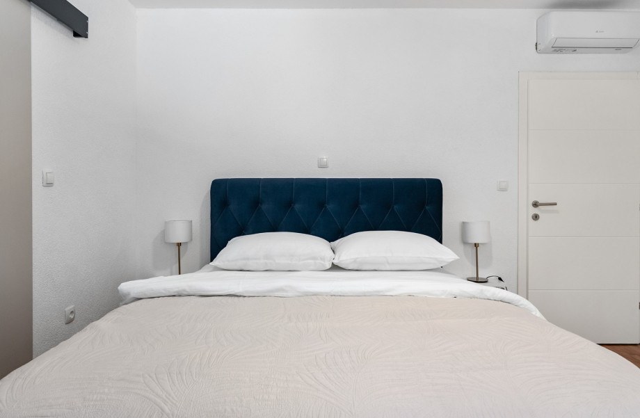 Schlafzimmer 2 ist 23 m2 groß und bietet ein Queen-Size-Bett und einen Kleiderschrank.