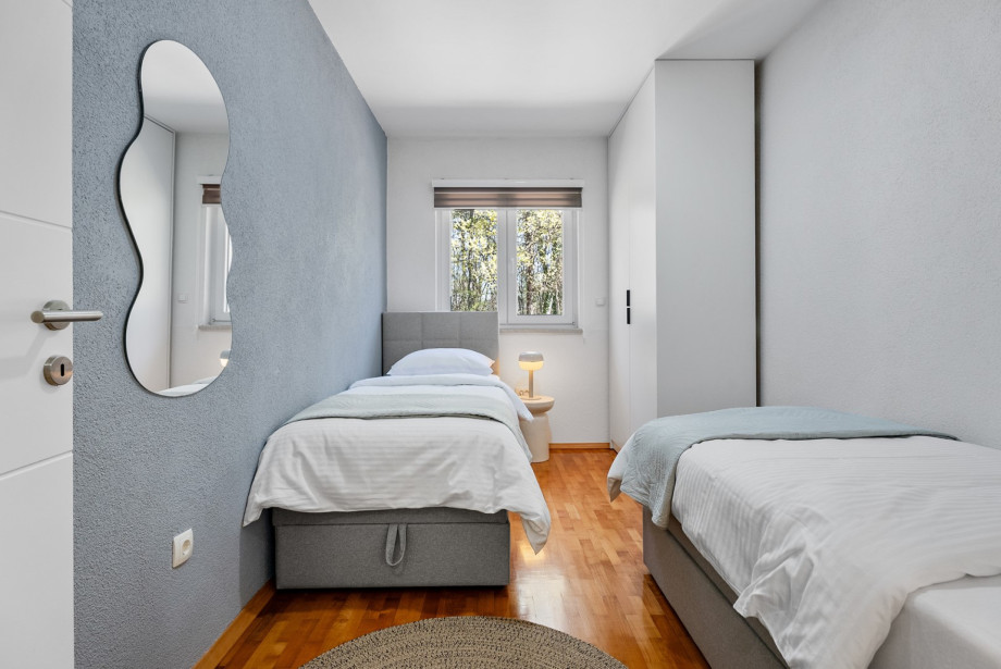 Schlafzimmer 4 ist ein gemütlicher, 13 m2 großer Raum mit zwei Einzelbetten.
